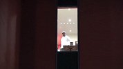 PP体育直击蓝月提前抵达！球场一旁建筑等待 费鸟窗外张望