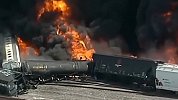 美国伊利诺伊州一列火车出轨 随后液体泄露引发大火