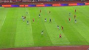 周鑫边路传中角度飘忽 皮球直奔球门死角被门将抱住
