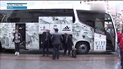 皇马赛前抵达客场酒店 C罗现身拉莫斯淡定致意球迷
