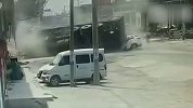 河北大货车侧翻压SUV 司机被困驾驶室身亡