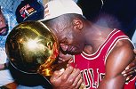 紧抱奖杯！1991年乔丹首次拿下总冠军 从此开启神之道路