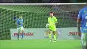 你真是小机灵鬼！门将毫无察觉被套路 前锋偷鸡轻松得分