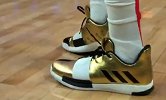 【鞋圈儿】上脚骚金配色签名战靴 哈登赛前热身练远投