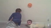 [育儿]兄弟俩上演超搞笑的气球魔术