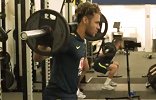 巴西众星健身房疯狂举铁 内少展超标准深蹲姿势