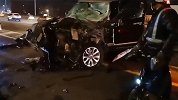 惨烈！路虎深夜撞开护栏冲向对面车道又连撞多车，车头面目全非
