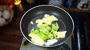 青椒炒鸡蛋怎么炒，营养又好吃的青椒炒鸡蛋，超级开胃