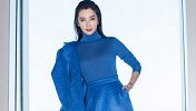 李冰冰蓝色上衣配过膝靴潇洒干练 自信从容释放成熟韵味