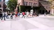 中国学生“快闪”广播体操震撼美国校园