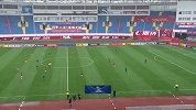 裁判一声哨响比赛开场 球员空场球员喊声清晰