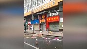 广州一大厦两只猫被从20多层扔下 随后疯狂抛洒各种杂物