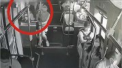 想跑？男子猥亵女乘客后欲逃跑 公交司机果断关门报警擒色狼