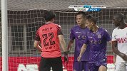 角球乱战 牟鹏飞出击与辽足后卫罗素相撞