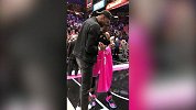 美航中心又见老友！韦德赛后将签名球衣赠与波什