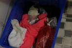 四川一公厕内发现死亡男婴 其父母被警方带回调查