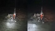 四川冕宁迎强降雨致突发洪水 人和车被困于水 消防用吊车救人