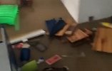重庆暴雨致豪宅疯狂灌水 男子想抢救家具进屋后直接放弃