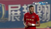 同样的位置同样的多米尼克 可惜这次头球稍稍偏出