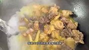 分享家常土鸡做法：汤汁浓郁，鸡肉鲜香滑嫩，做法简单，原汁原味