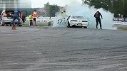 赛车引擎失火司机迅速跳车
