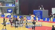 赛场起冲突球员抄凳泄愤，安保瞬间抱摔制服，球员认错：他救了我