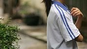 教师讲台侵犯女生？官方称前期未发现证据 已提级调查