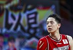 CBA国产大鸟沈梓捷生日遇“大礼” 身旁吃瓜群众无辜中枪