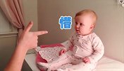 爸爸用手对着宝宝开枪，下一秒宝宝神配合，真是太呆萌了