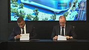 正式加盟！姆巴佩与皇马签署合同 与老佛爷亲切握手