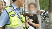 98年小伙误入传销当街抱交警求助：被工友骗入控制10余天