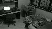 卧室里突然听到枪声的暴笑反应