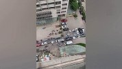 10岁女童被坠物砸中头，警方：系8岁男童高空抛物