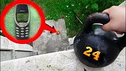 老外从3层高楼扔壶铃砸诺基亚，诺基亚：这是人干的事吗？
