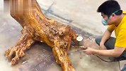 农村小伙居然用一根烂木头制作出了一款非常漂亮的创意休闲桌