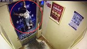 惊险！家长牵遛娃神器 女童进电梯被拽起悬挂电梯