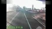 狭路相逢 莽撞卡车迎头撞惨无辜来车