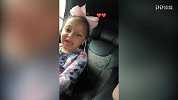 好爸爸！斯特林携女出游 小公主车内高兴到唱歌