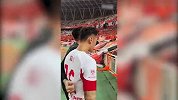 王大雷赛后陪徐新谢场 呼吁泰山球迷鼓掌：为泰山流过血汗