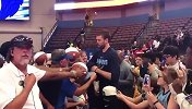 篮球-17年-暖男圈粉无数！小加索尔耐心为球迷签名-专题