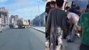 惊险瞬间曝光！福建一大货车千斤巨石滑落砸中过路车辆