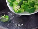 大鱼大肉都吃腻了吧？教你做个凉拌西兰花，清脆爽口，好吃不油腻