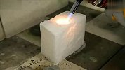 趣味实验：牛人教你怎样在干冰里面点火