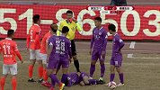 红牌！U23小将魏来被罚下场 直接亮鞋钉踹中杨磊腹部