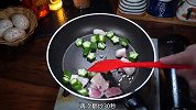 五花肉炒什么配菜好吃，简单又好吃的五花肉炒秋葵，超级下饭