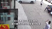 5岁男童“鬼探头”式跑出被卷车底，路人追车哐哐拍窗，“雷锋”从四面八方跑来