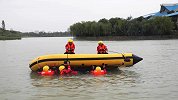 两名工人乘简易船出海游玩无法靠岸 拨打海警电话求助