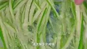 西葫芦买回来不要直接下锅炒，多加一个步骤，清脆爽口真好吃
