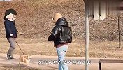 女主人假装成路人，柴犬会跟她走吗？看完请忍住别笑