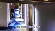 小两口正在宾馆甜蜜，房门突然被打开，四目相对这下尴尬了！